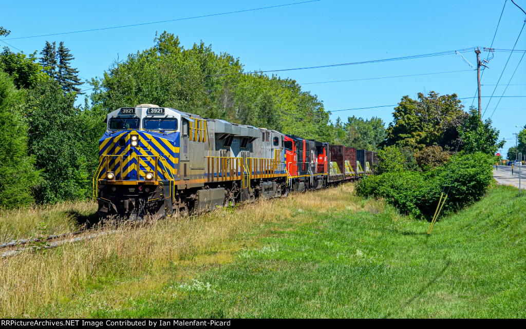 CN 3921 leads 403 at Belzile street